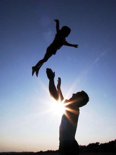 023-vater-laesst-kind-fliegen