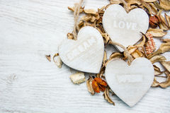drei-hölzerne-herzen-mit-liebesbriefen-und-wunschtraum-51491529